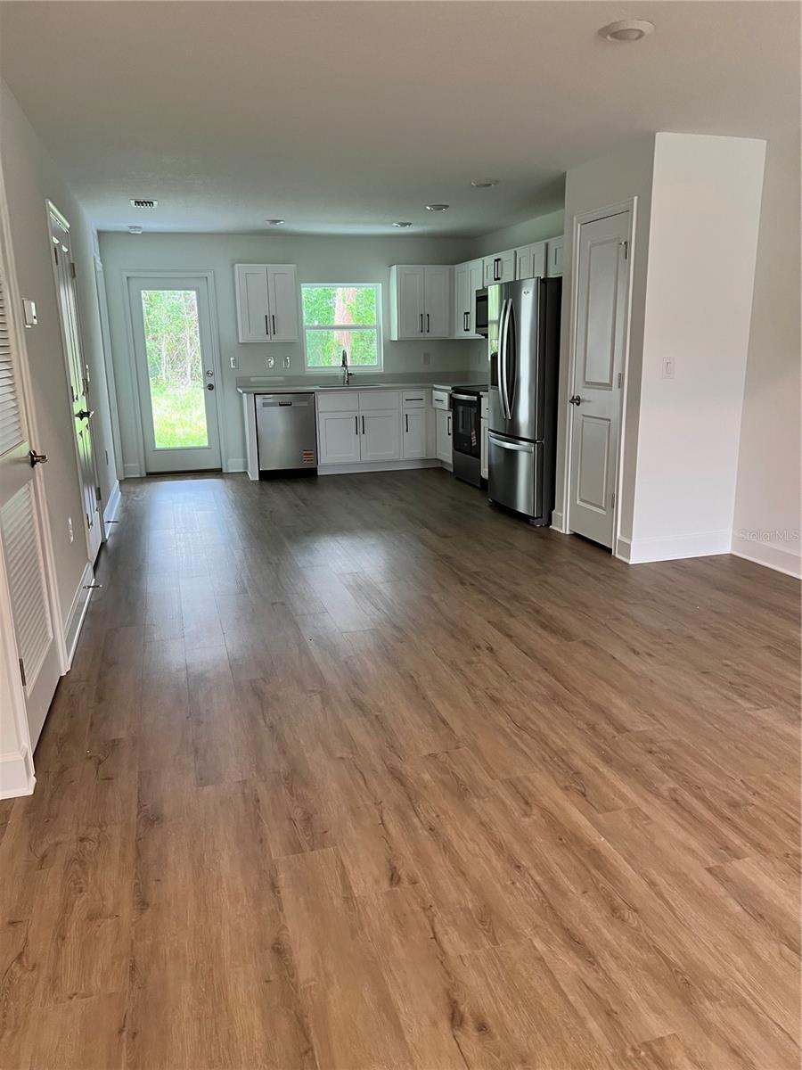 Listing photo id 5 for 10348 And 10350 Usher Street