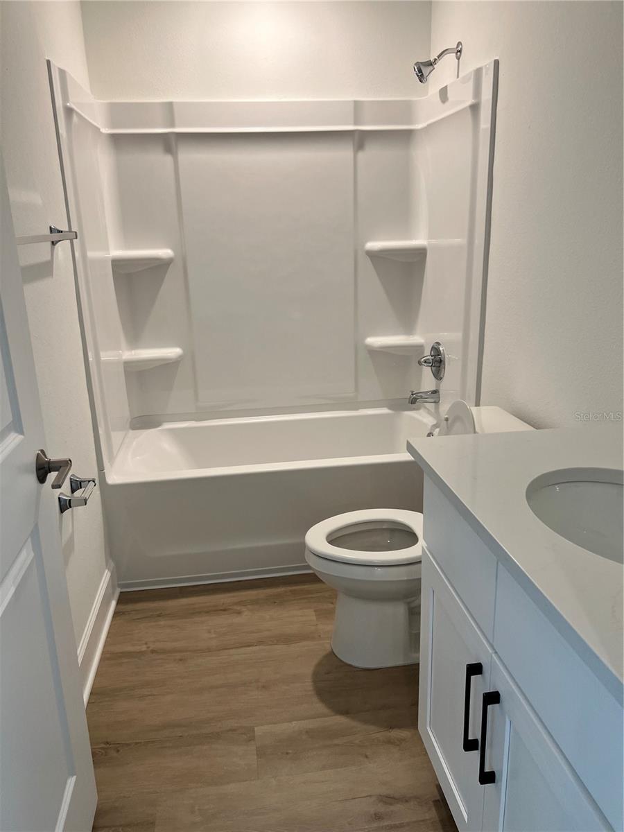 Listing photo id 7 for 10348 And 10350 Usher Street