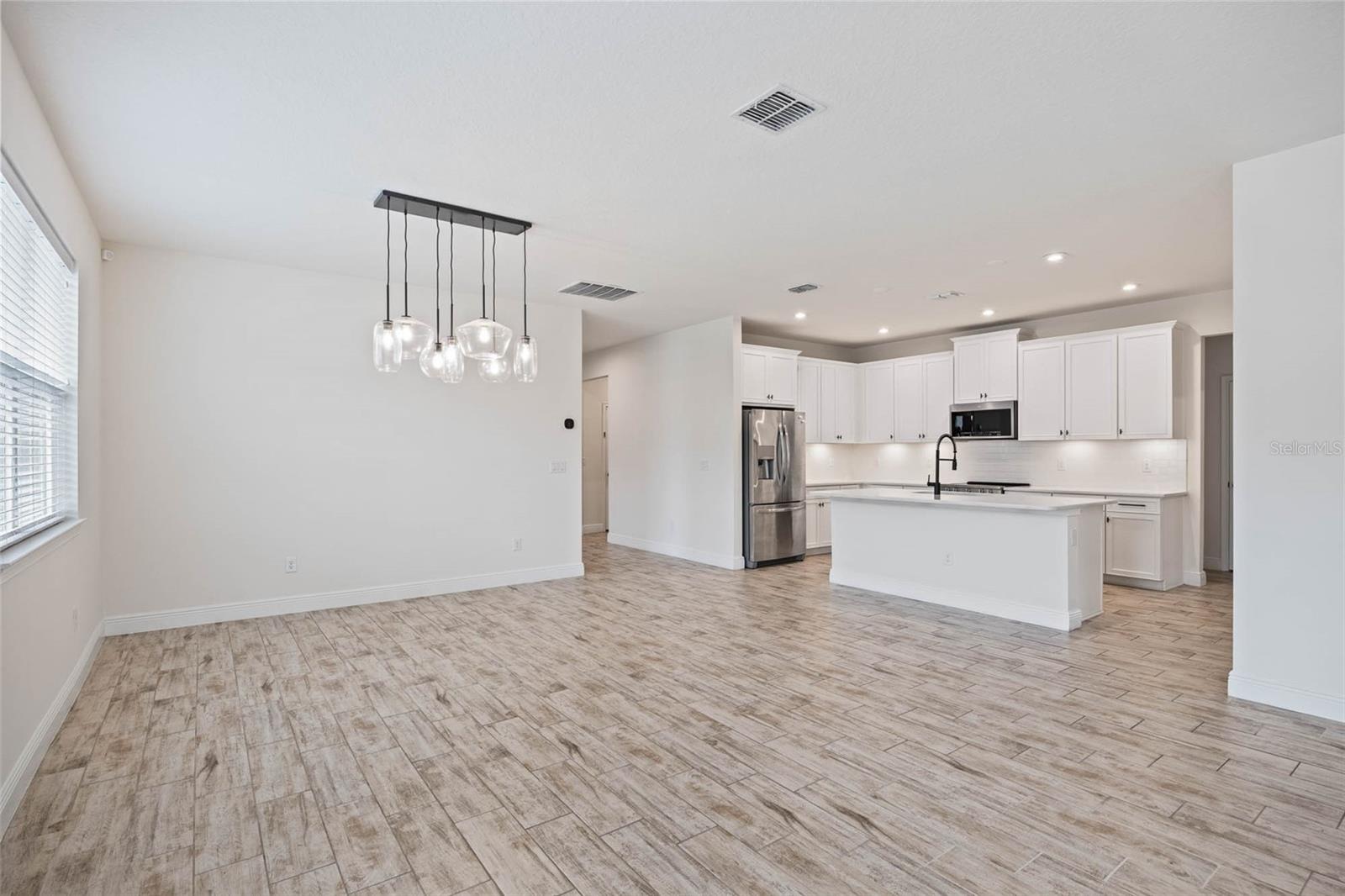 Listing photo id 8 for 2485 Morninglight Drive