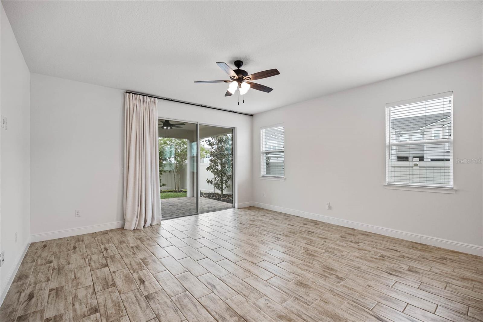 Listing photo id 11 for 2485 Morninglight Drive