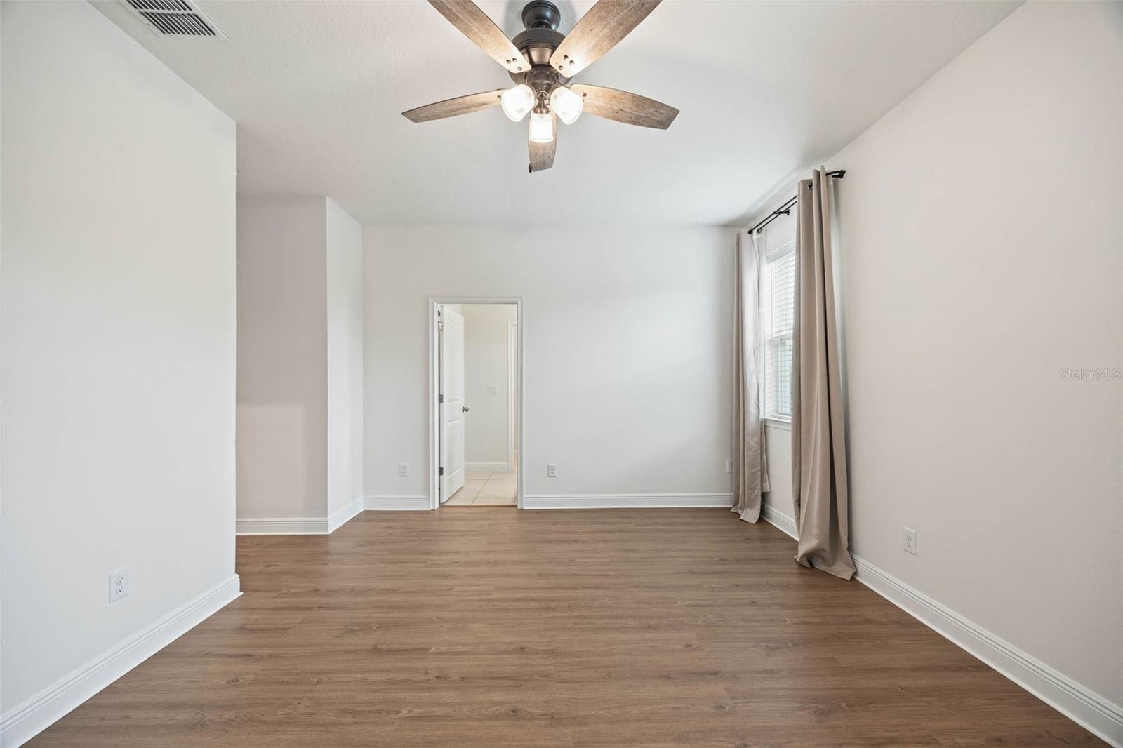 Listing photo id 13 for 2485 Morninglight Drive