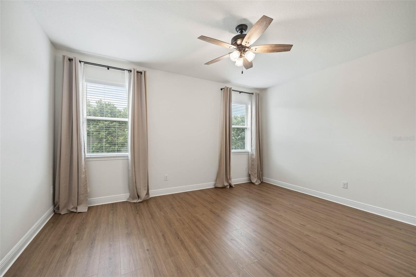 Listing photo id 14 for 2485 Morninglight Drive