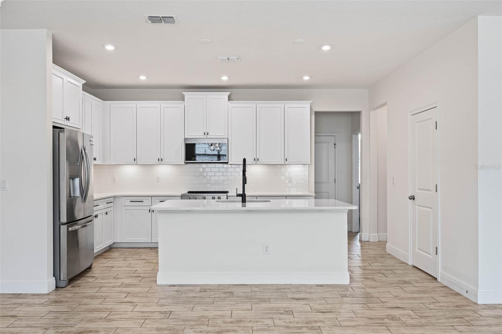 Listing photo id 2 for 2485 Morninglight Drive