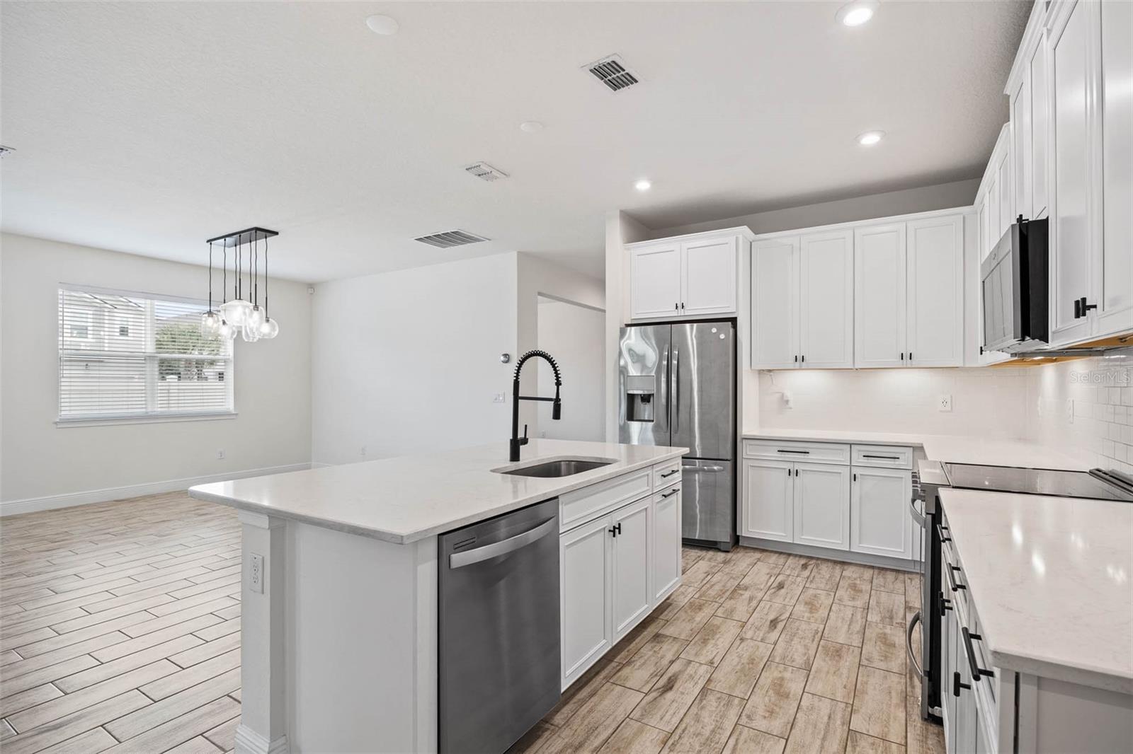 Listing photo id 4 for 2485 Morninglight Drive