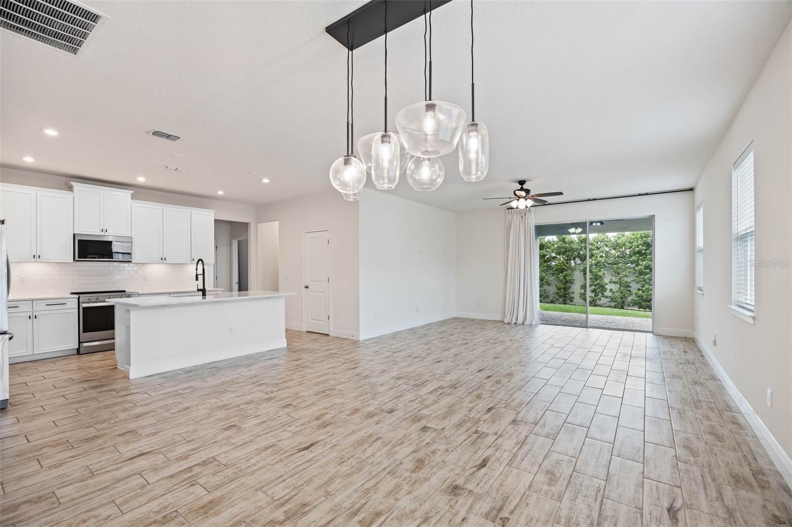 Listing photo id 5 for 2485 Morninglight Drive