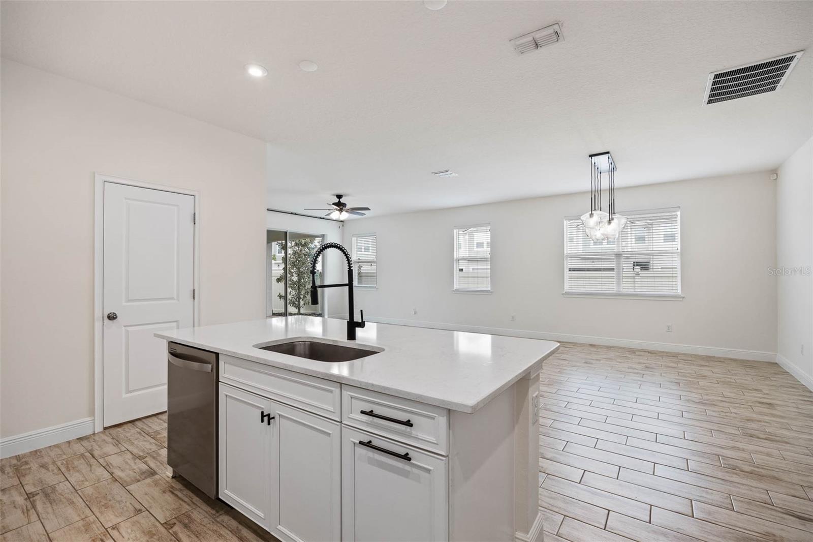 Listing photo id 6 for 2485 Morninglight Drive