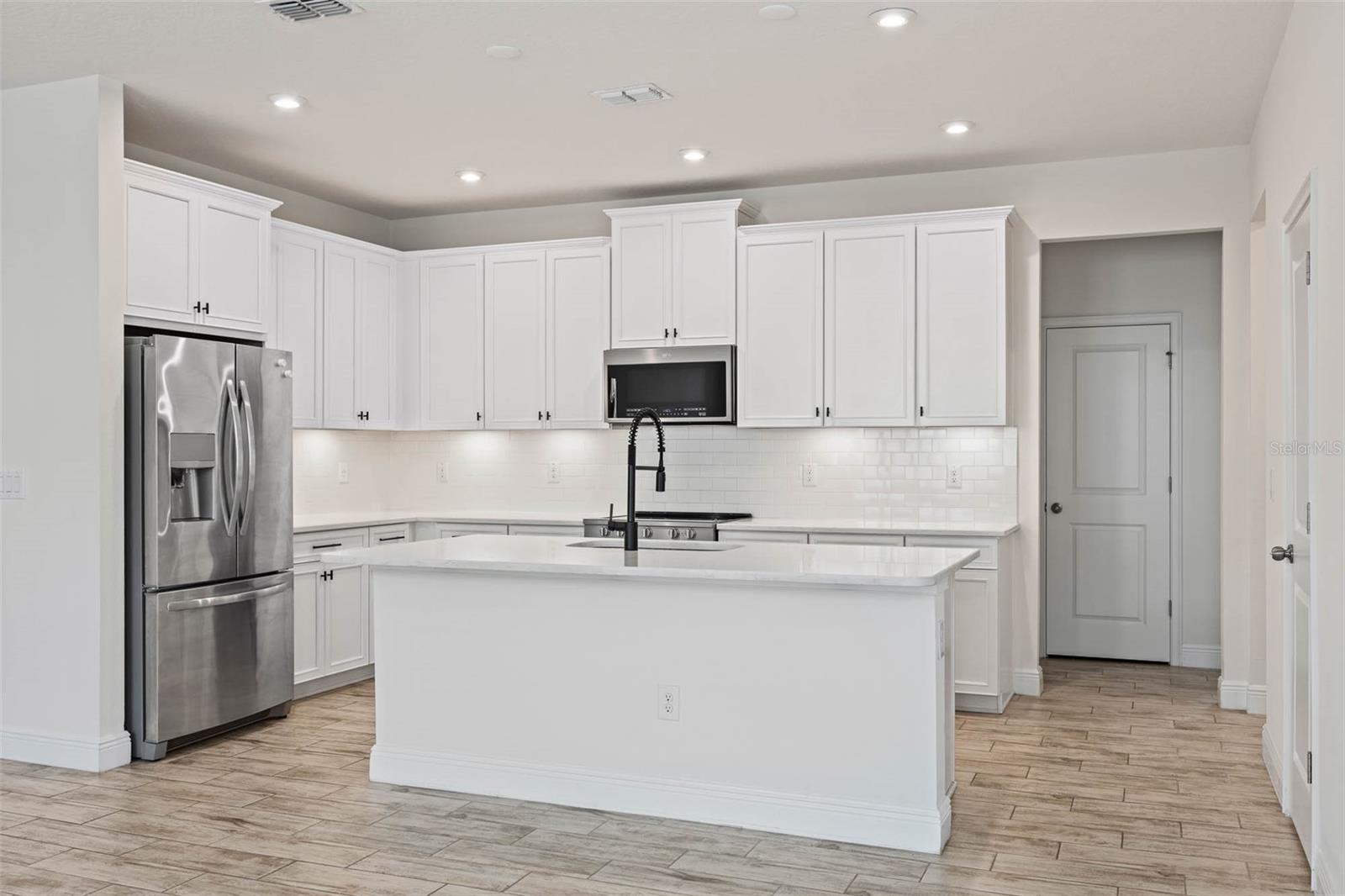 Listing photo id 7 for 2485 Morninglight Drive