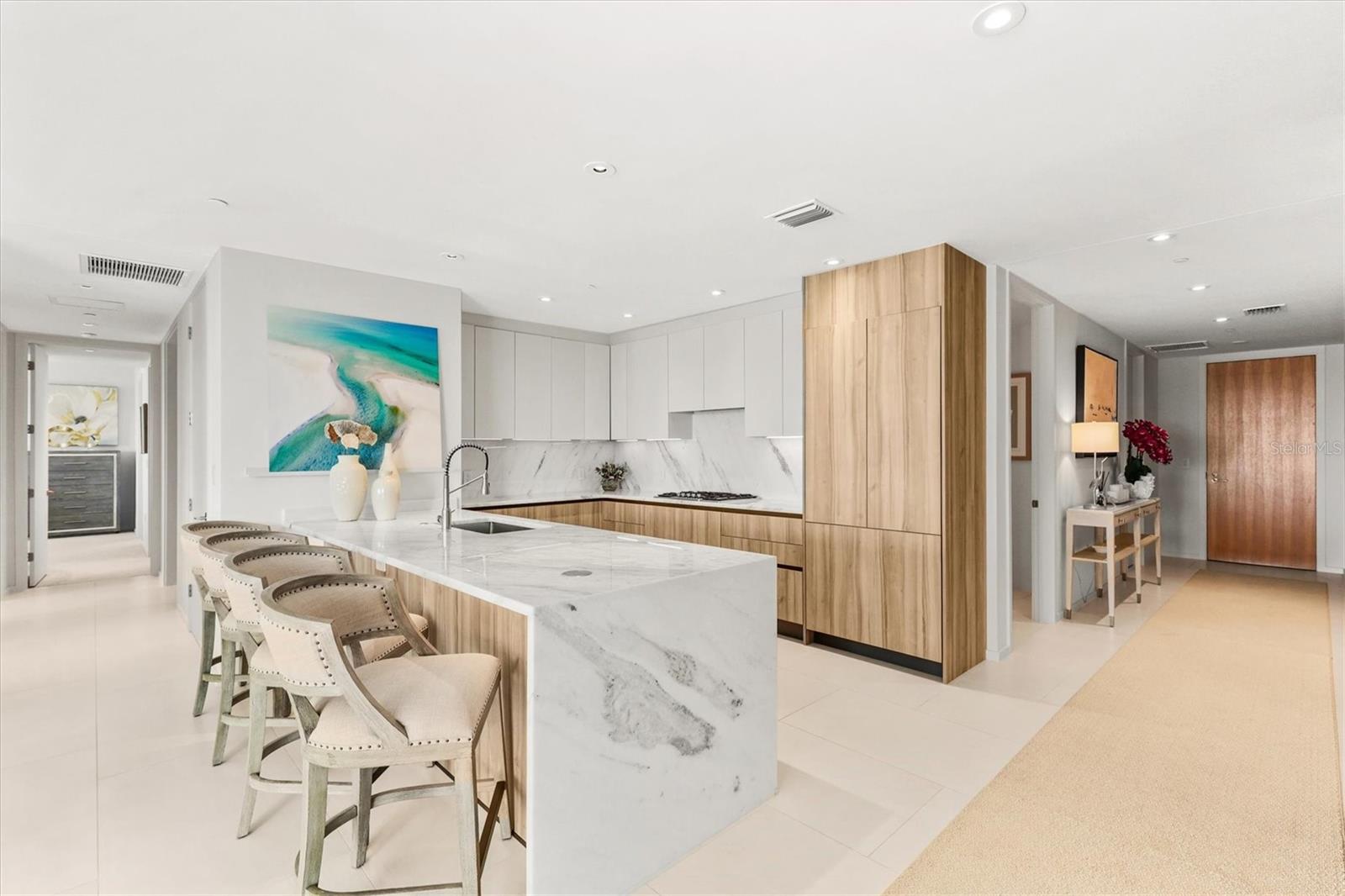 Listing photo id 9 for 1020 Sunset Point Road 303