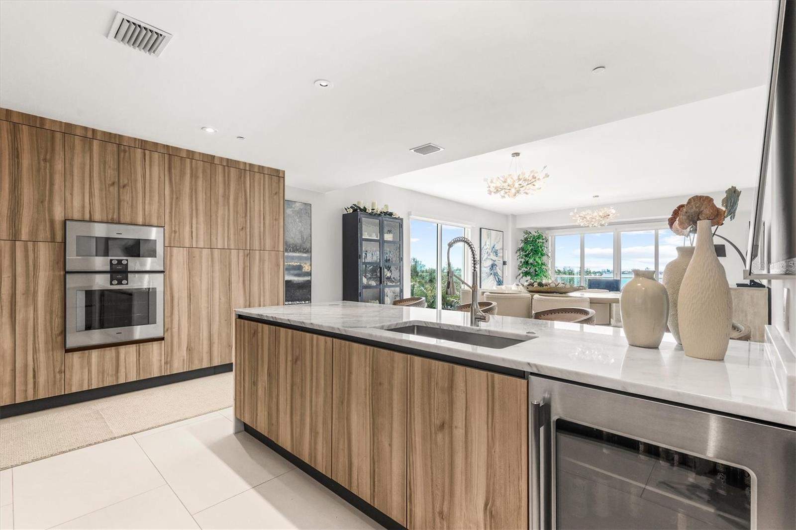 Listing photo id 11 for 1020 Sunset Point Road 303