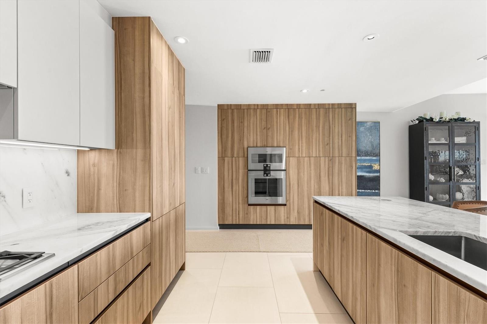 Listing photo id 13 for 1020 Sunset Point Road 303