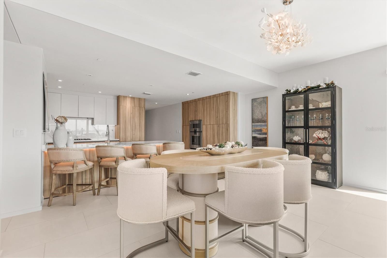 Listing photo id 14 for 1020 Sunset Point Road 303