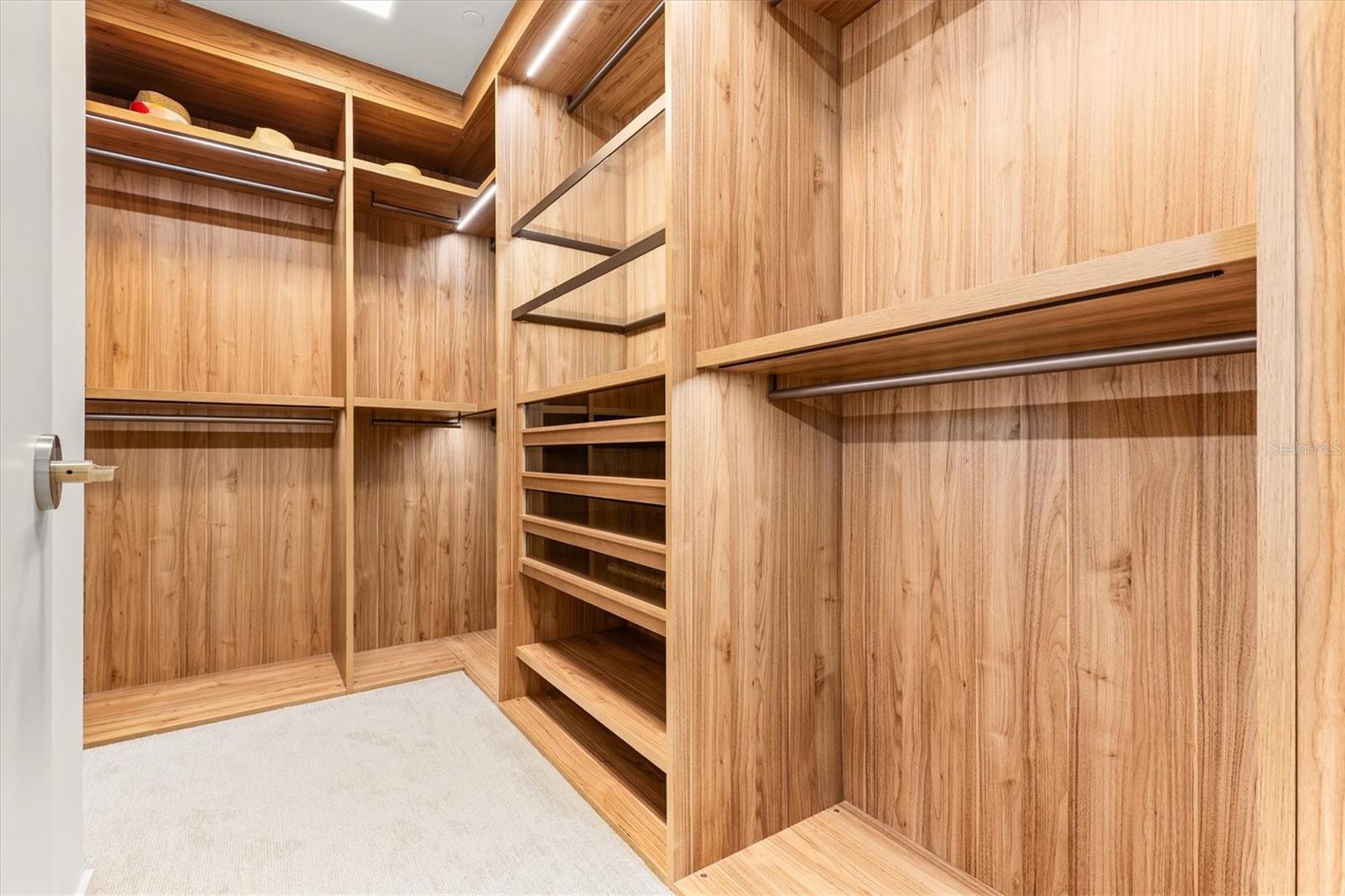 Listing photo id 23 for 1020 Sunset Point Road 303