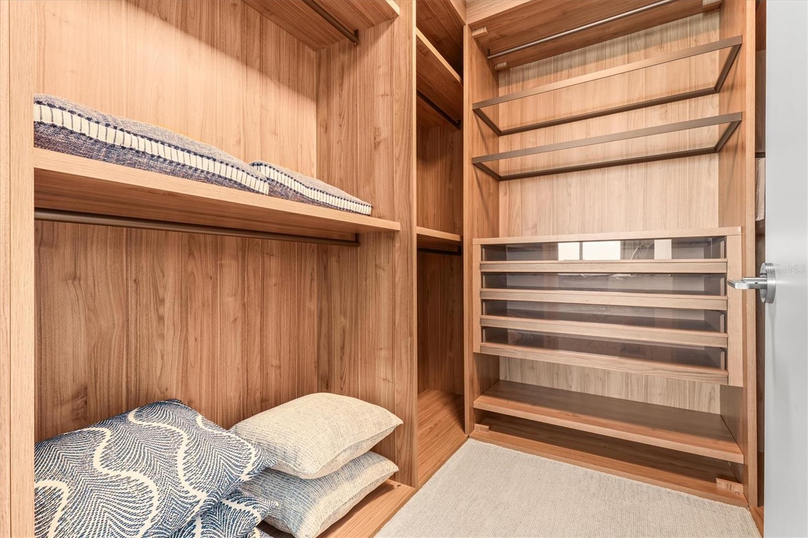 Listing photo id 29 for 1020 Sunset Point Road 303