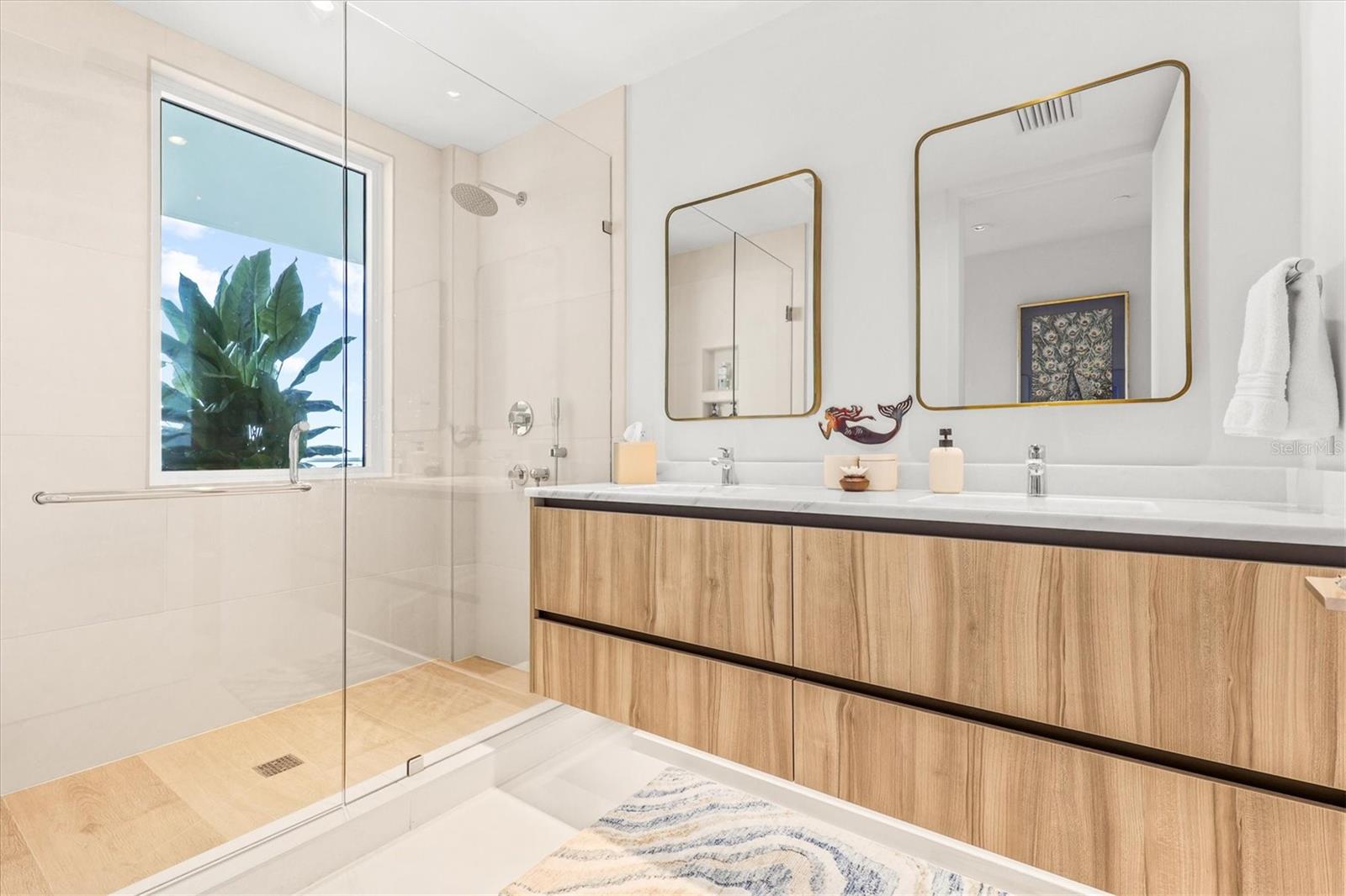 Listing photo id 30 for 1020 Sunset Point Road 303