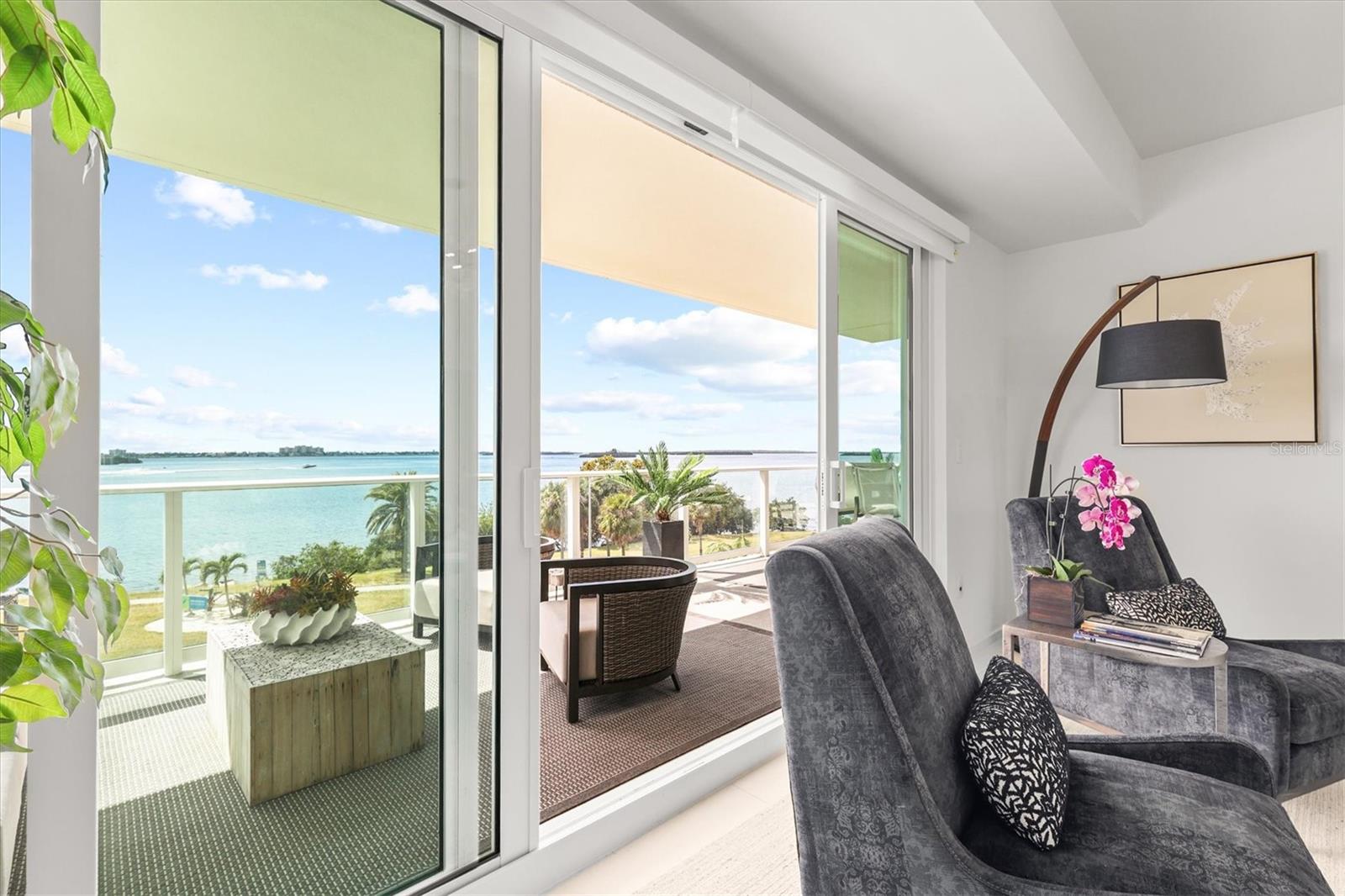 Listing photo id 3 for 1020 Sunset Point Road 303