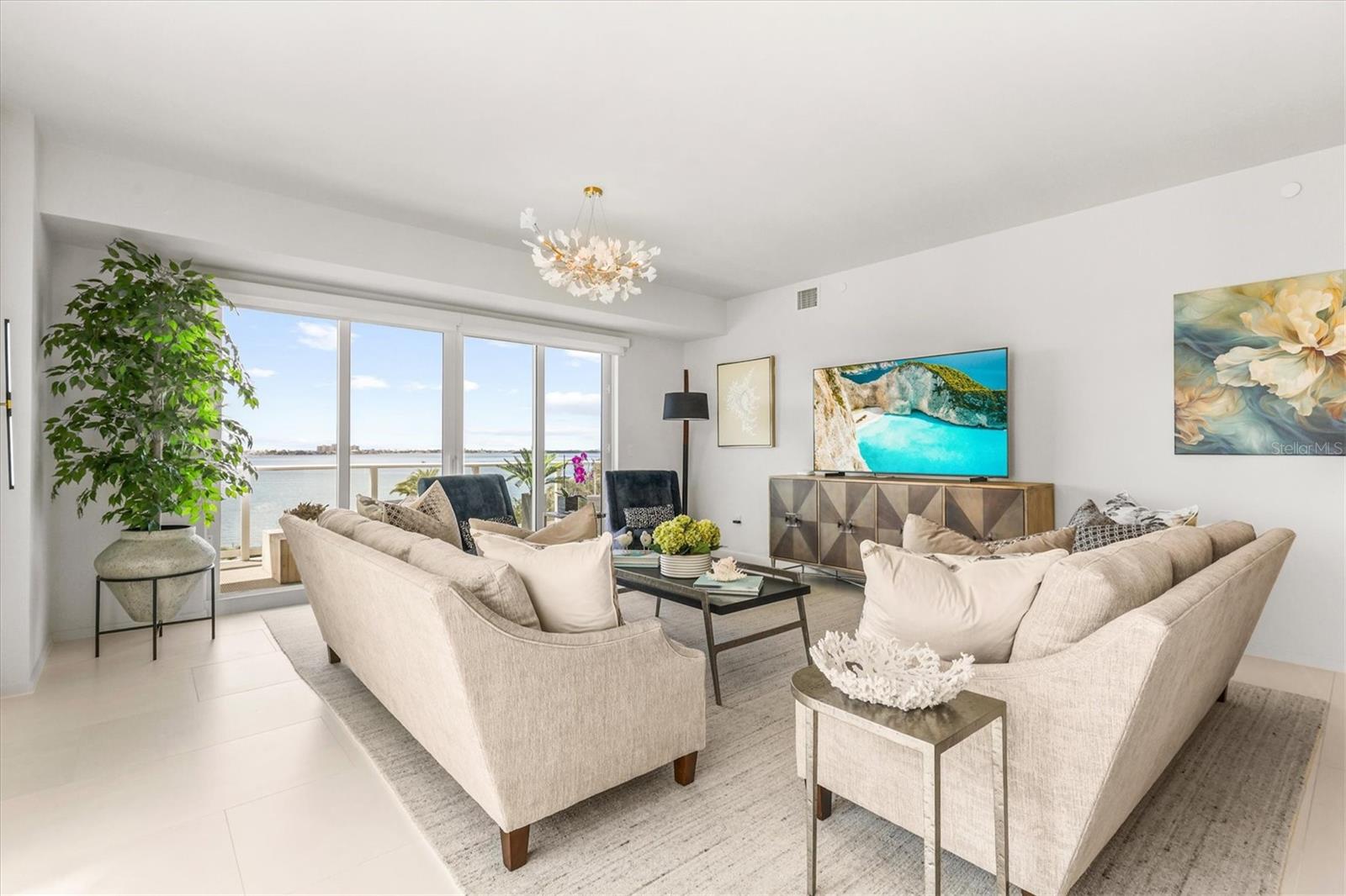 Listing photo id 4 for 1020 Sunset Point Road 303