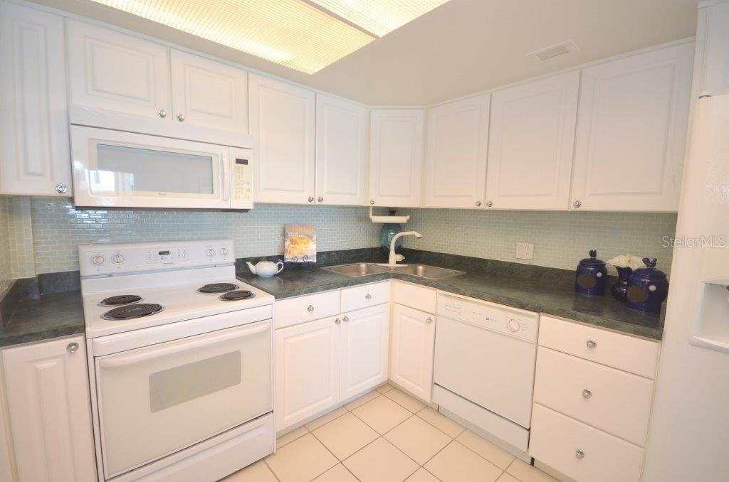 Image 18 of 39 For 800 Gulfview Boulevard 303
