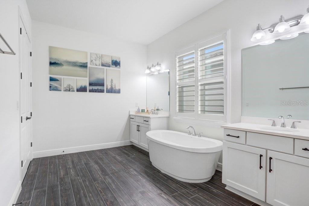 Listing photo id 21 for 16247 November Rain Court