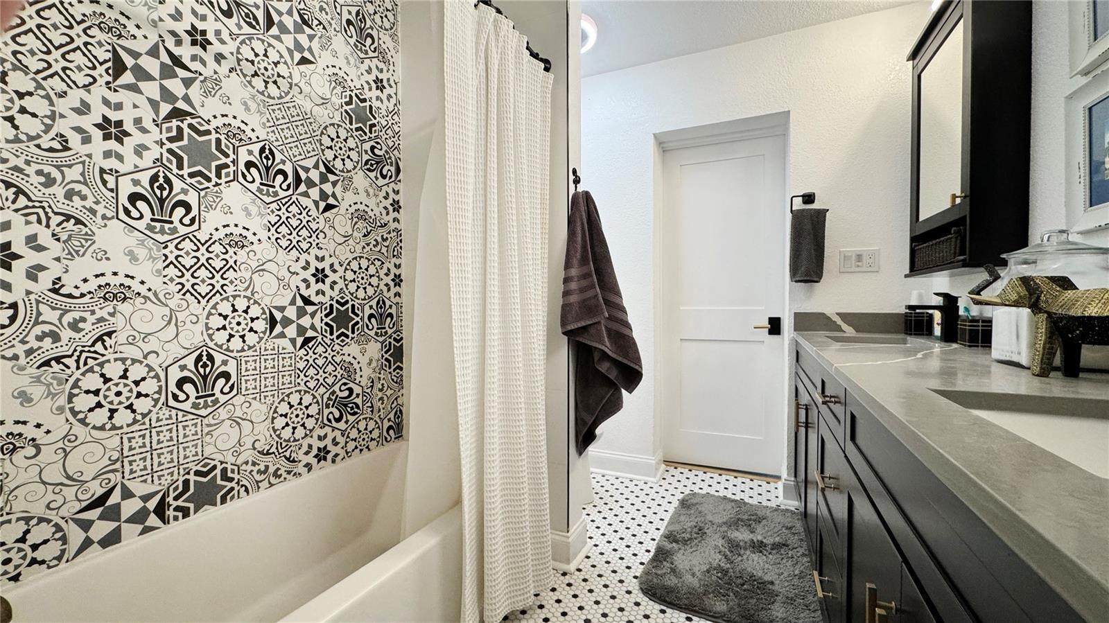 Image 21 of 55 For 4626 Bayshore Boulevard Ne