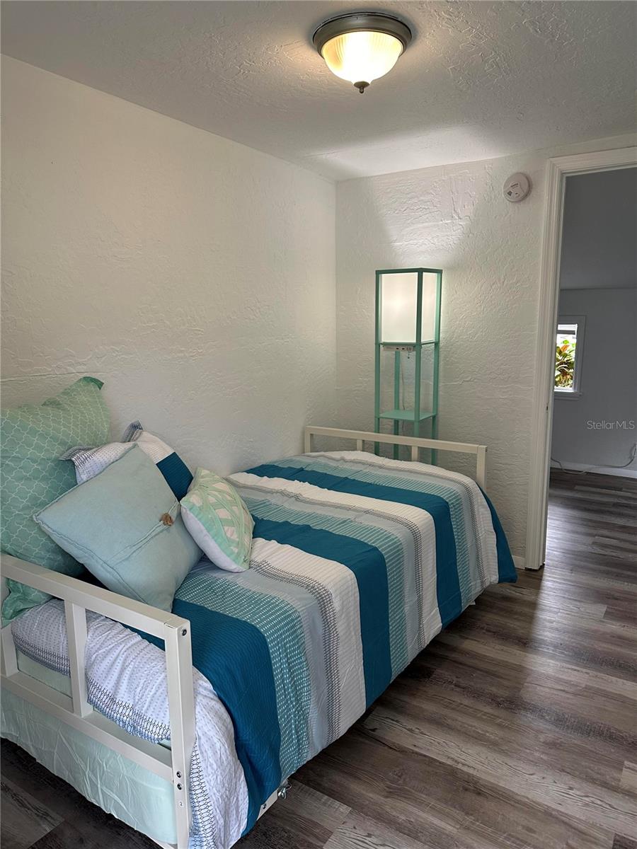 Listing photo id 10 for 6002 72nd Avenue N