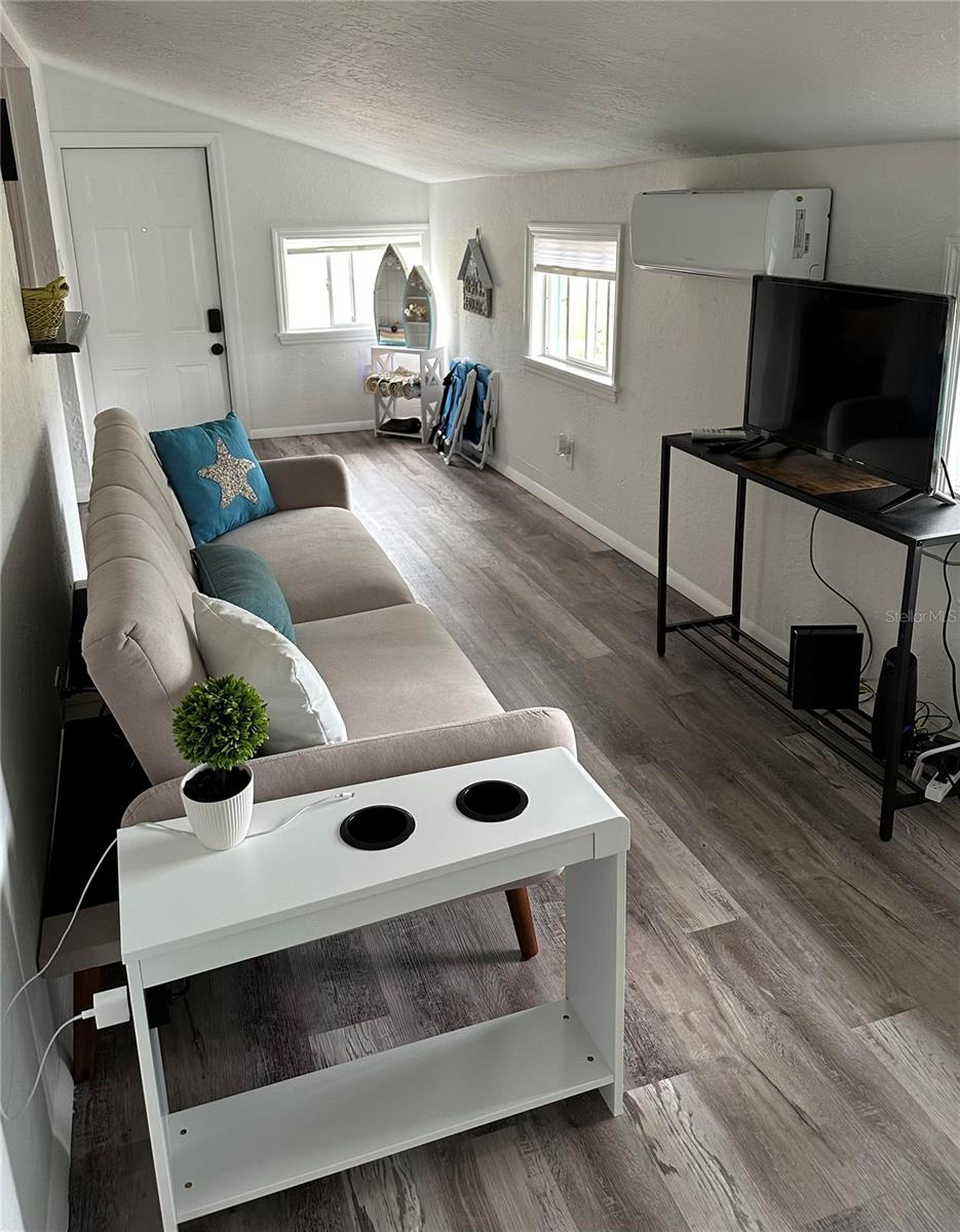 Listing photo id 6 for 6002 72nd Avenue N