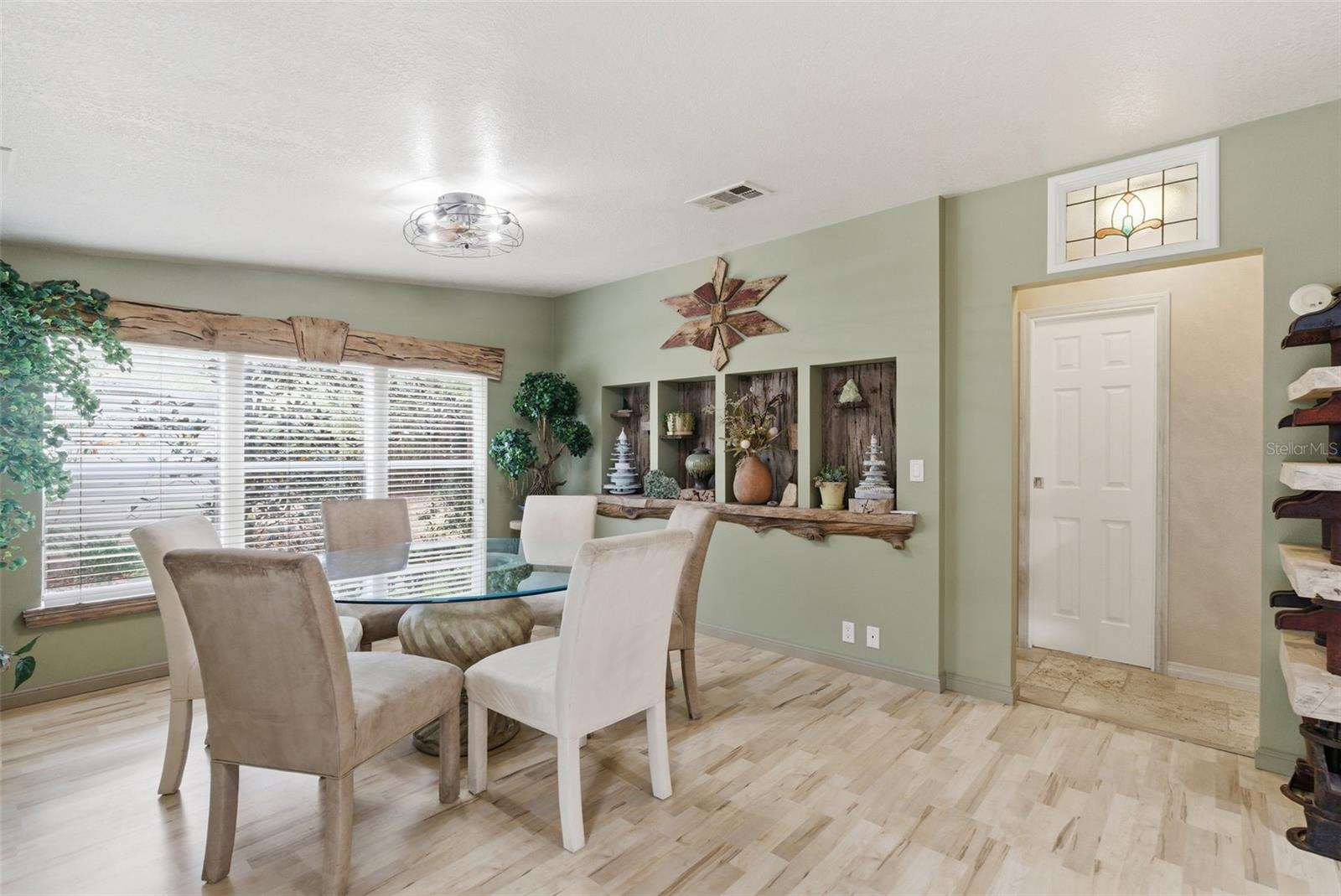 Listing photo id 8 for 9101 Wood Terrace Drive