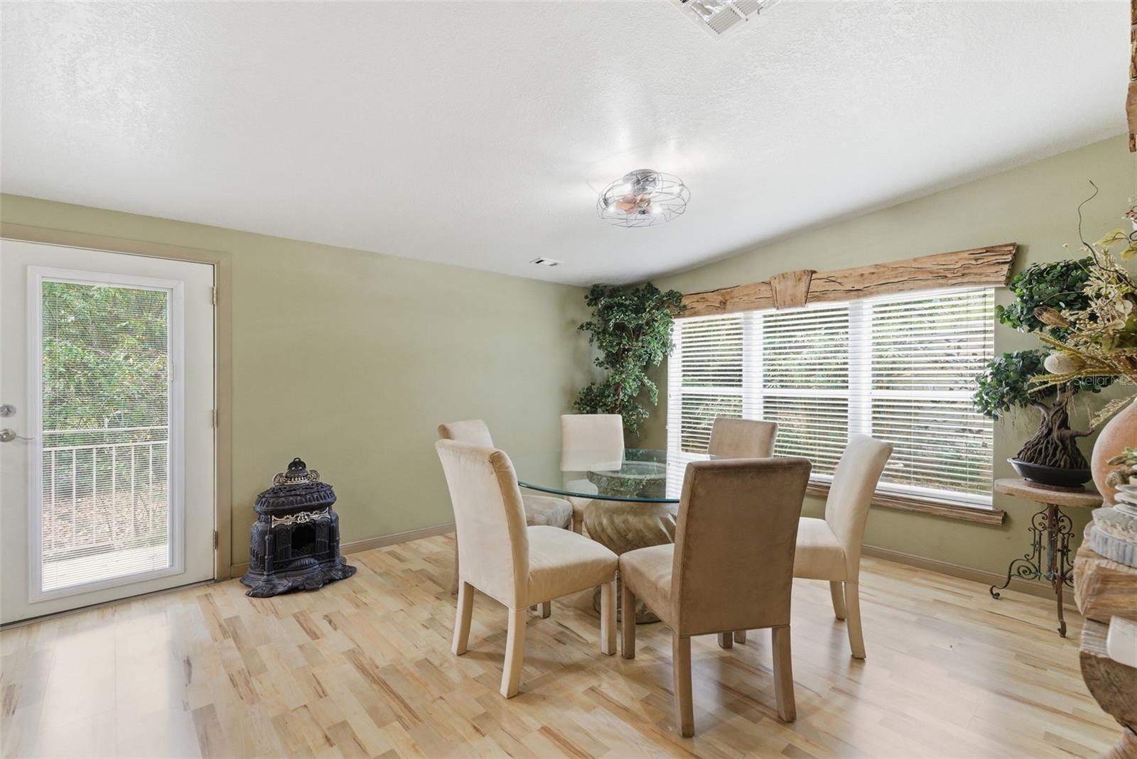 Listing photo id 9 for 9101 Wood Terrace Drive