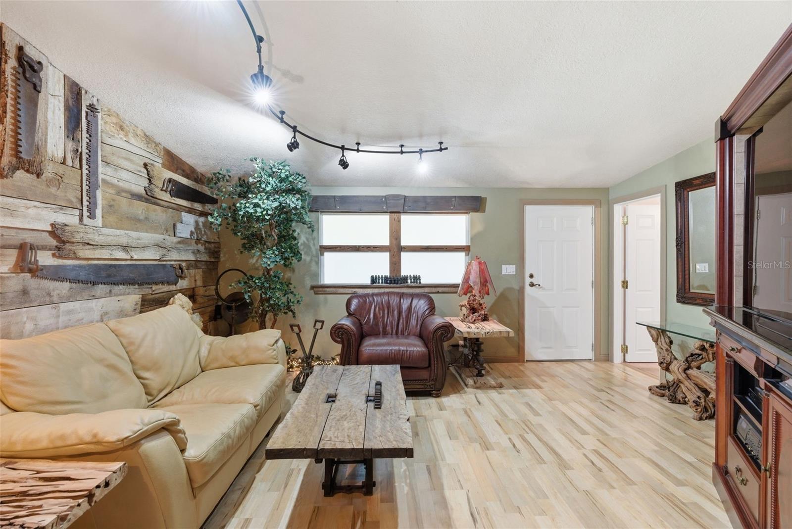 Listing photo id 10 for 9101 Wood Terrace Drive