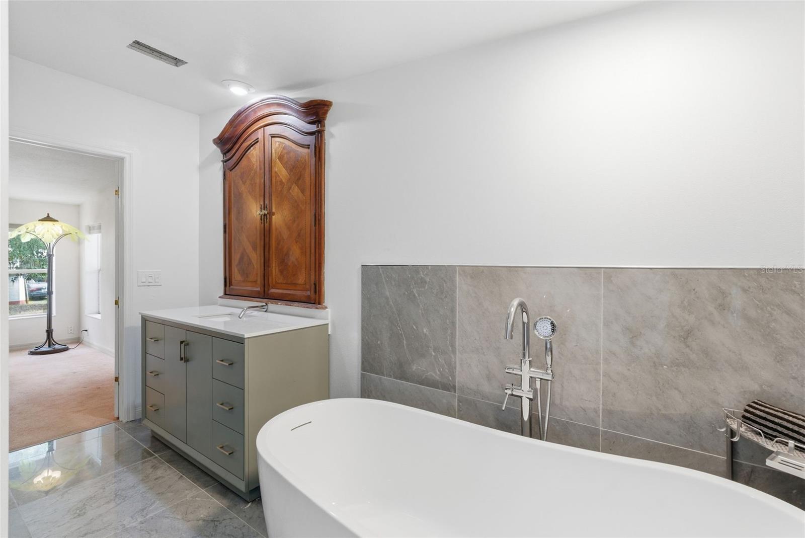 Listing photo id 14 for 9101 Wood Terrace Drive