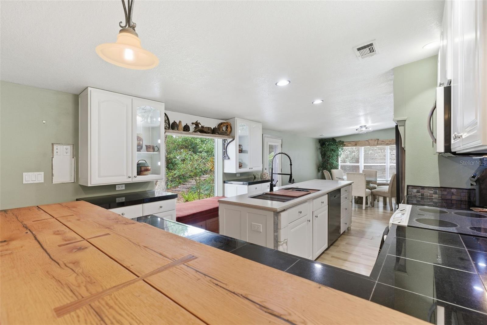 Listing photo id 21 for 9101 Wood Terrace Drive