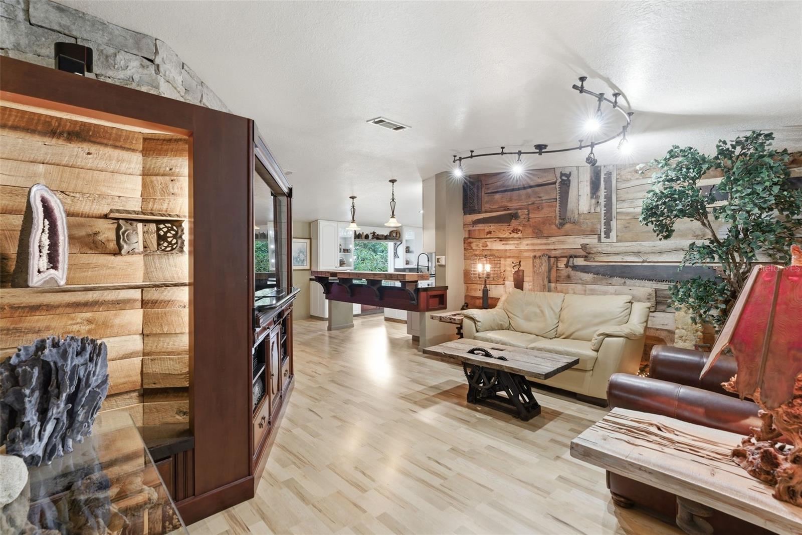 Listing photo id 2 for 9101 Wood Terrace Drive