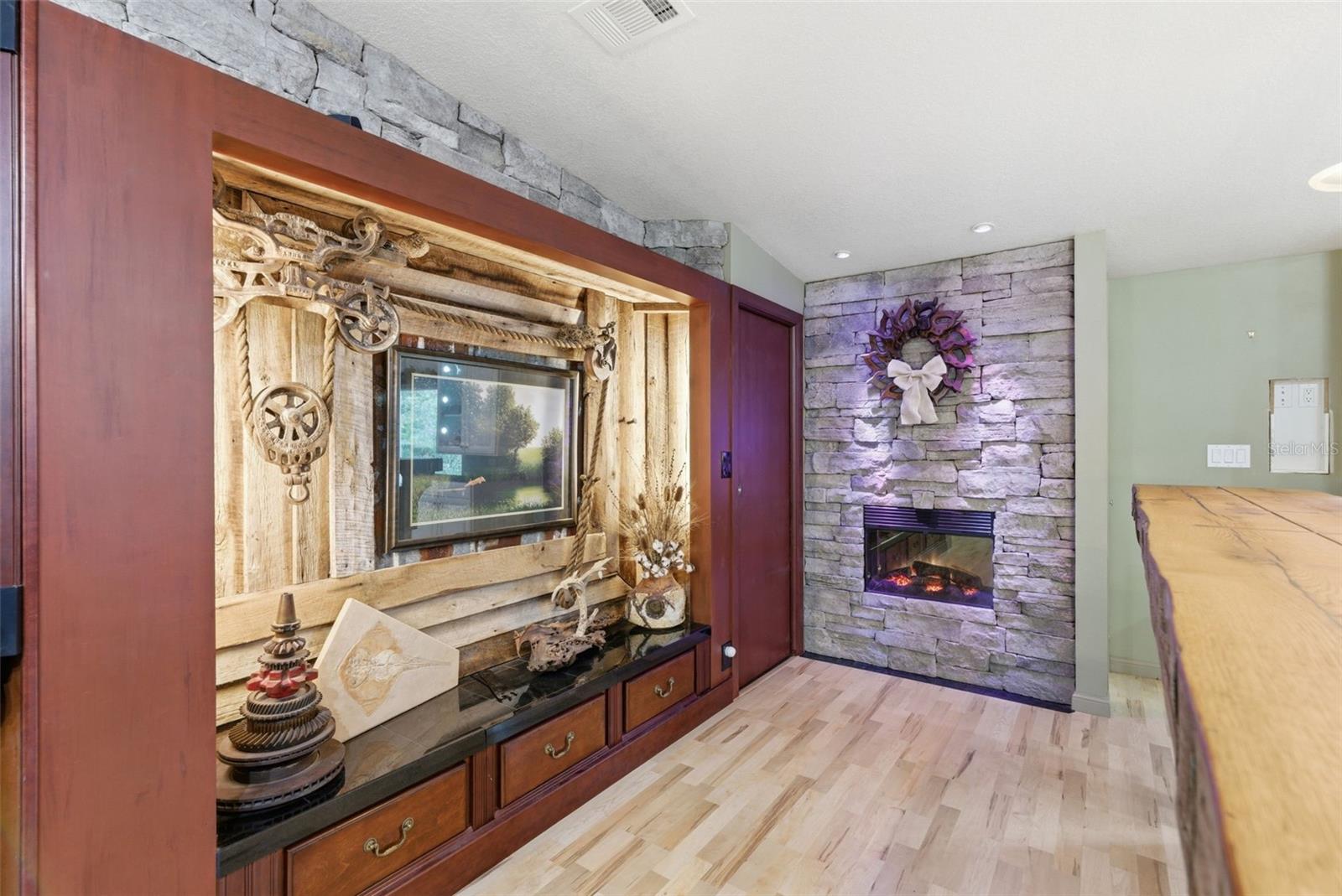 Listing photo id 3 for 9101 Wood Terrace Drive