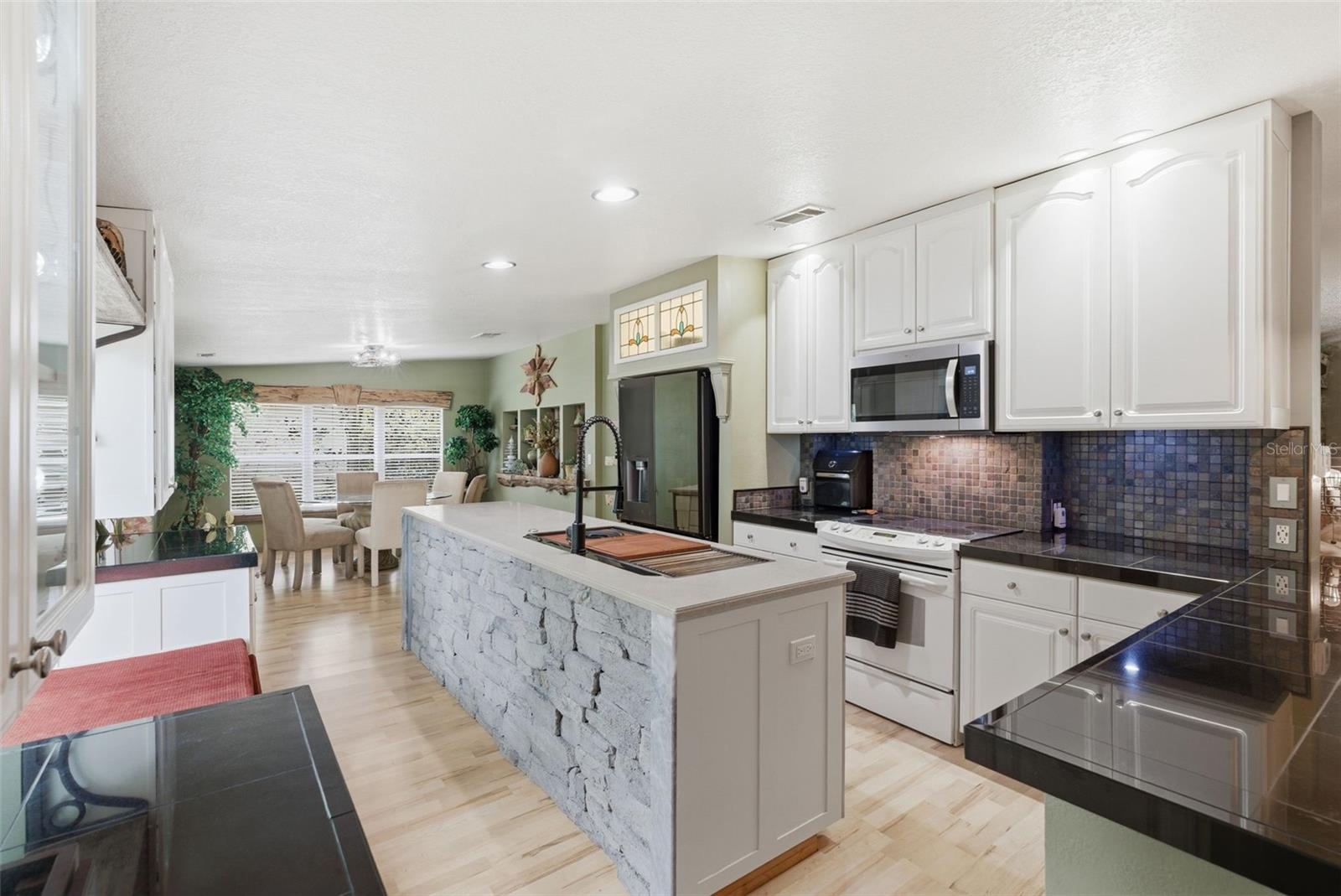 Listing photo id 4 for 9101 Wood Terrace Drive