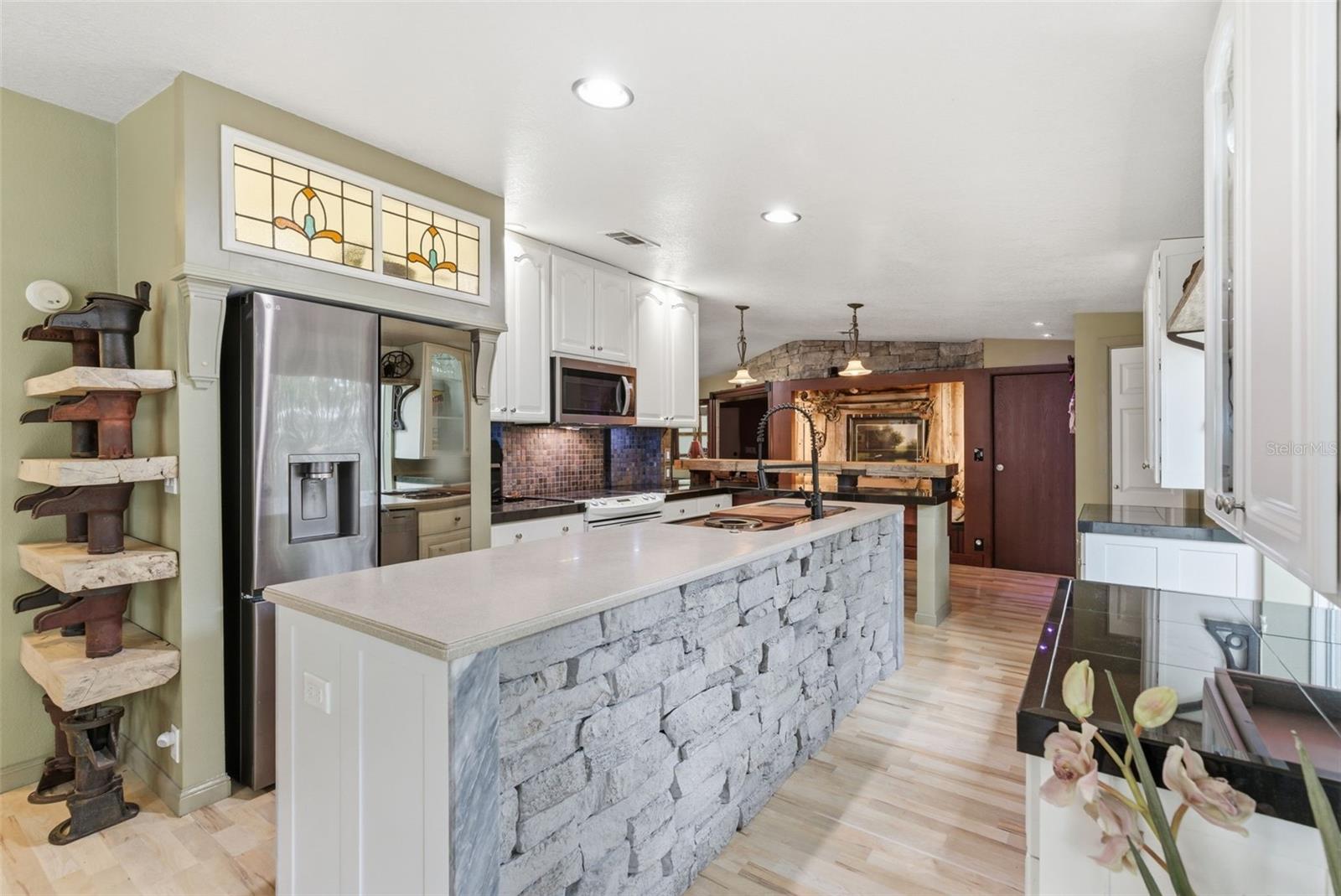 Listing photo id 6 for 9101 Wood Terrace Drive