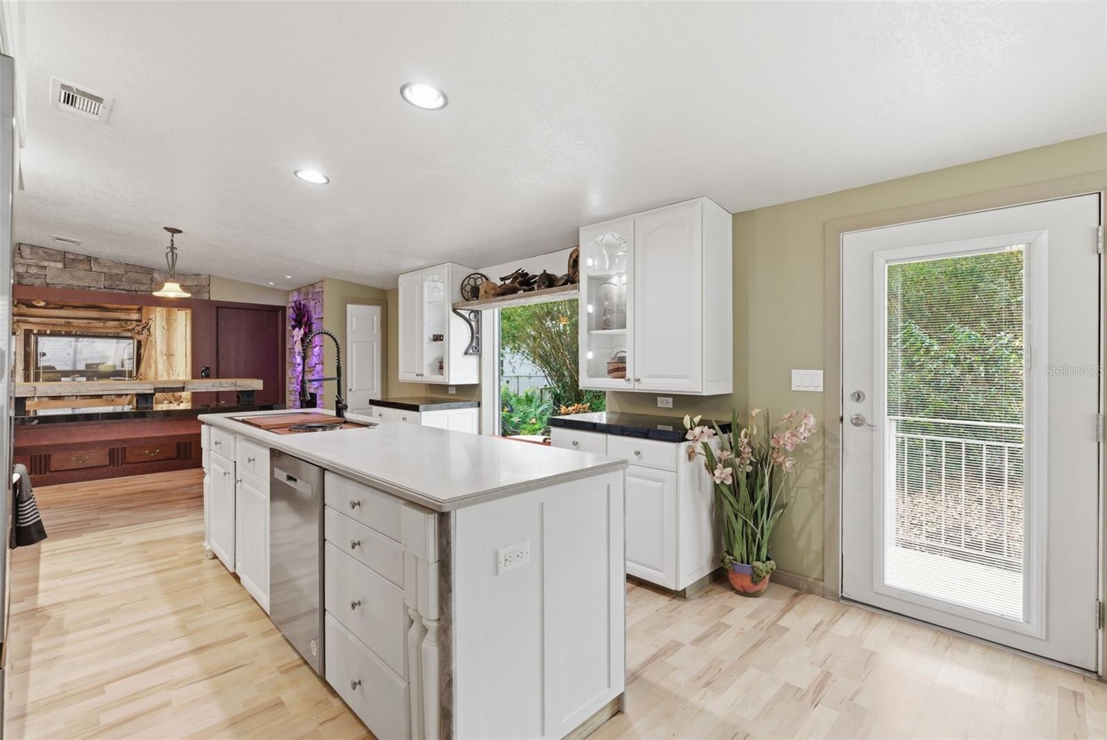 Listing photo id 7 for 9101 Wood Terrace Drive