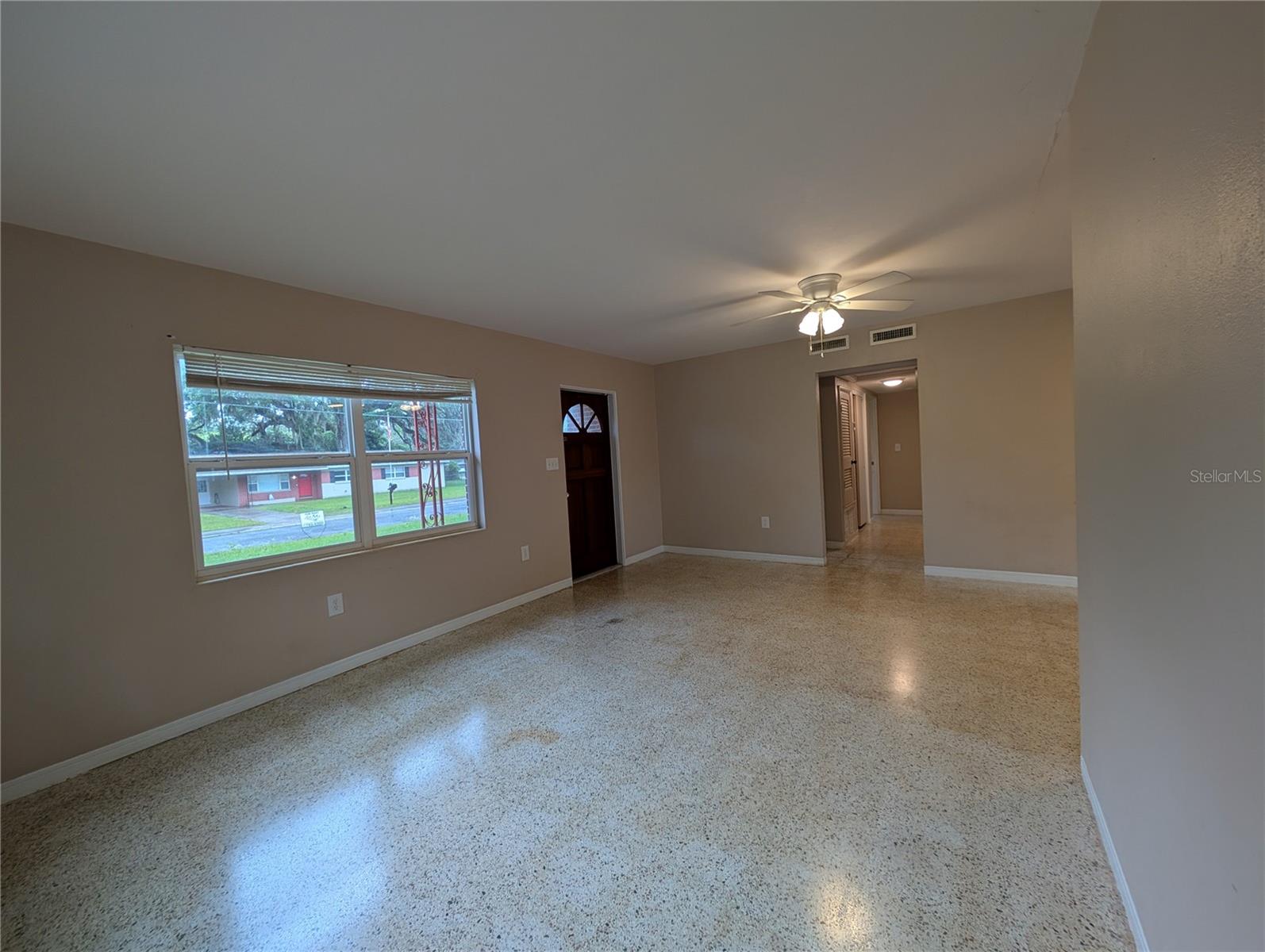 Image 7 of 14 For 208 Oakwood Drive