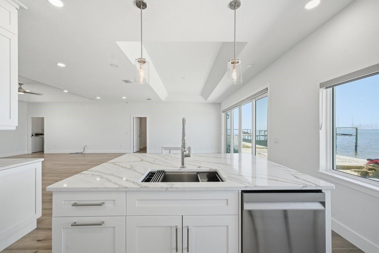 Listing photo id 12 for 1909 Gulfview Drive