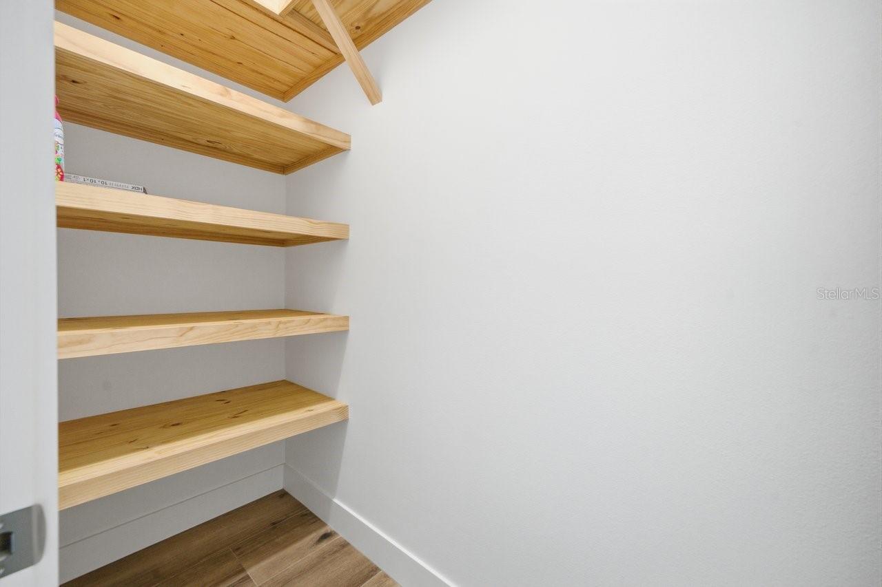 Listing photo id 13 for 1909 Gulfview Drive