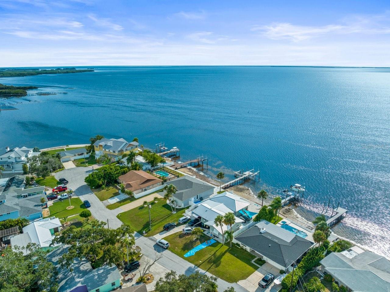 Listing photo id 1 for 1909 Gulfview Drive