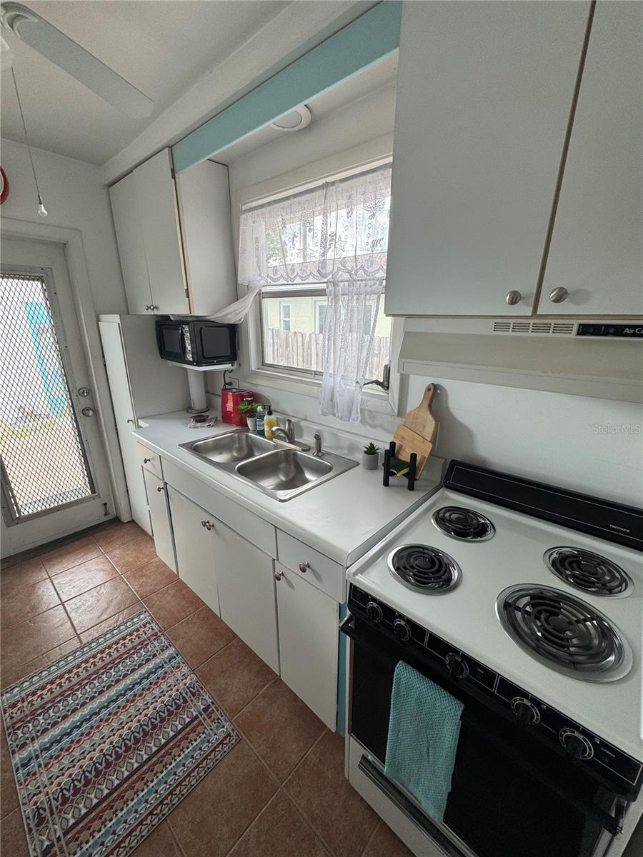 Image 12 of 21 For 2907 Clinton Street S