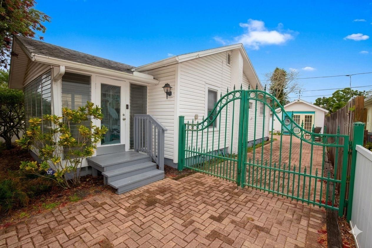 Image 2 of 21 For 2907 Clinton Street S