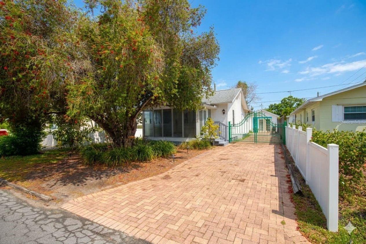 Image 3 of 21 For 2907 Clinton Street S