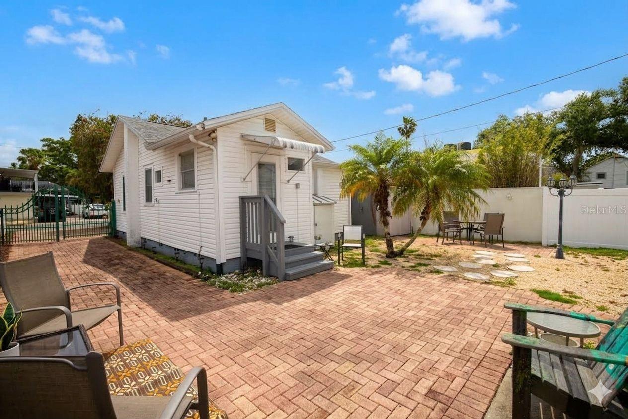 Image 4 of 21 For 2907 Clinton Street S