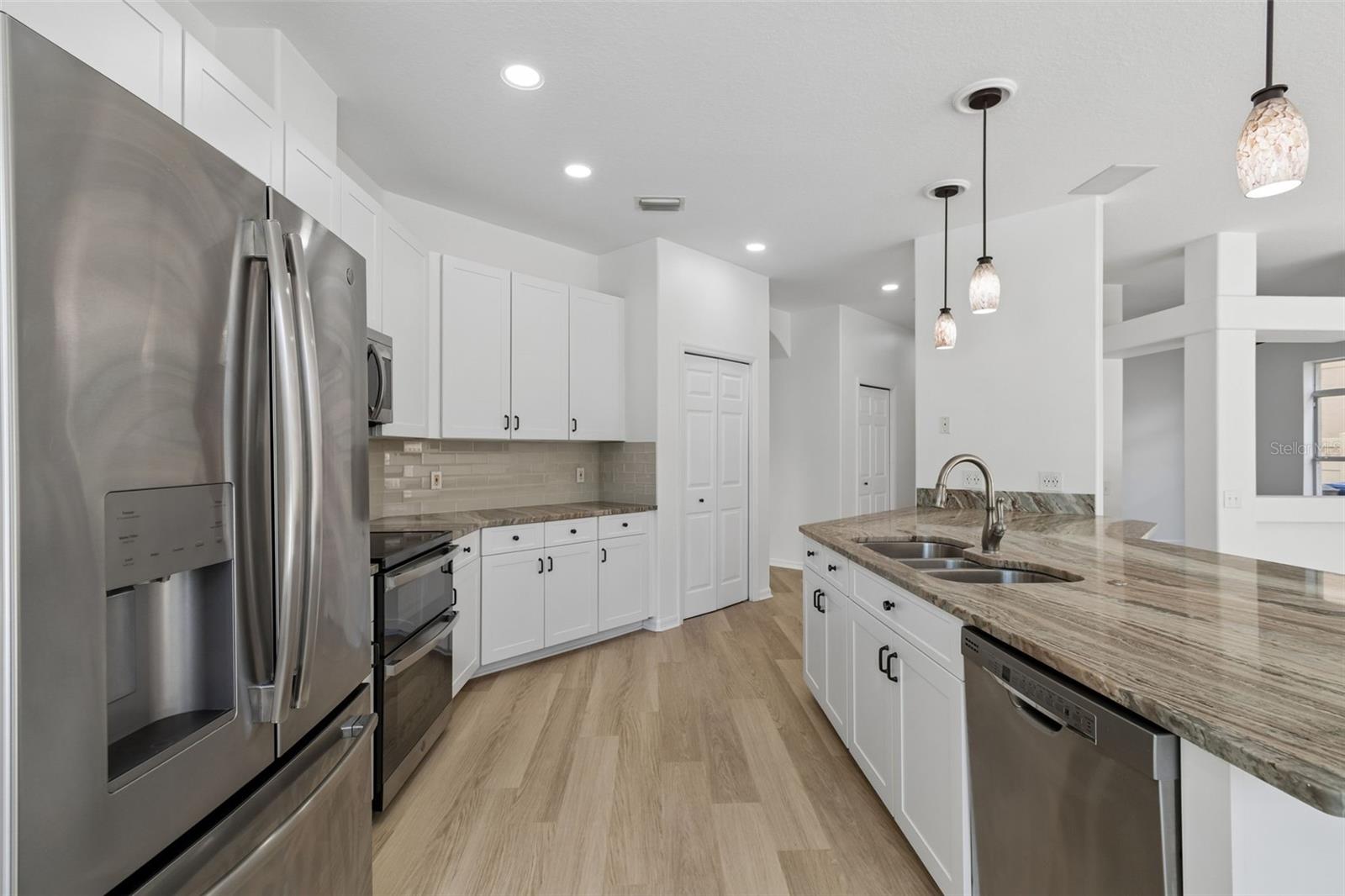 Listing photo id 8 for 2300 Hannah Way S