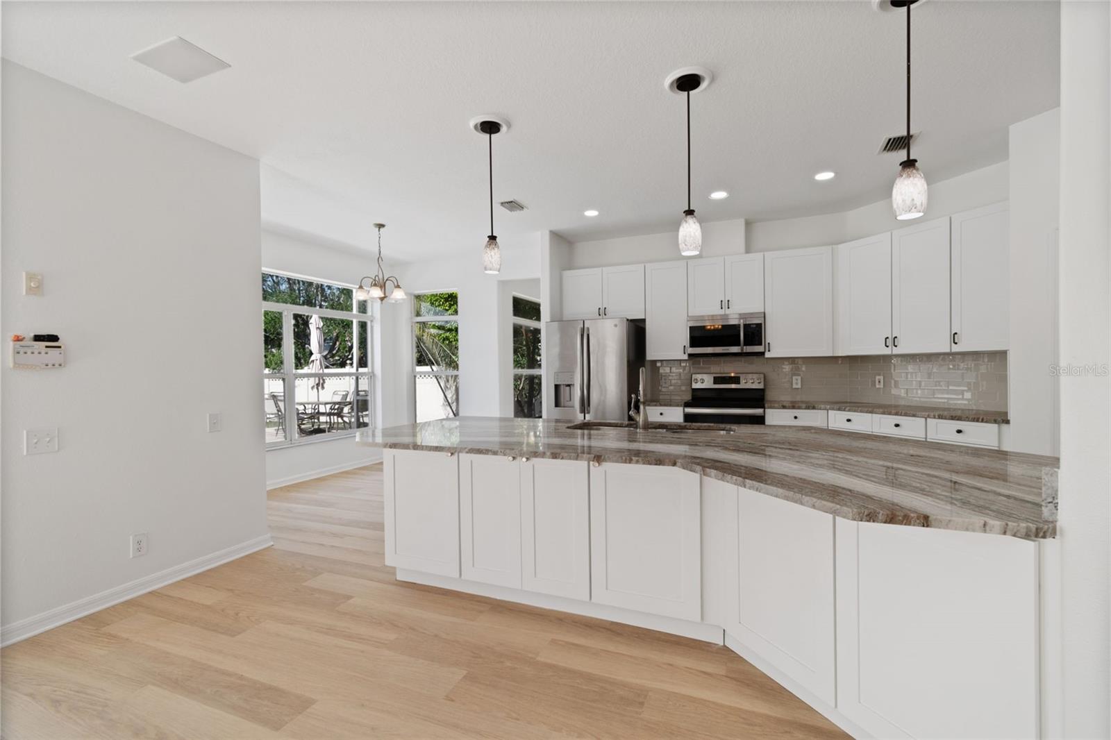 Listing photo id 9 for 2300 Hannah Way S