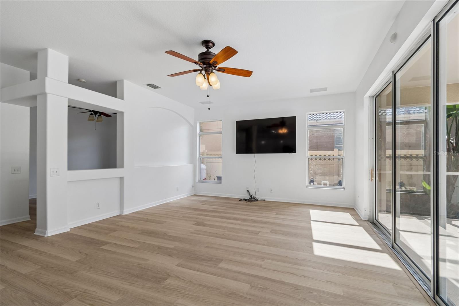 Listing photo id 11 for 2300 Hannah Way S