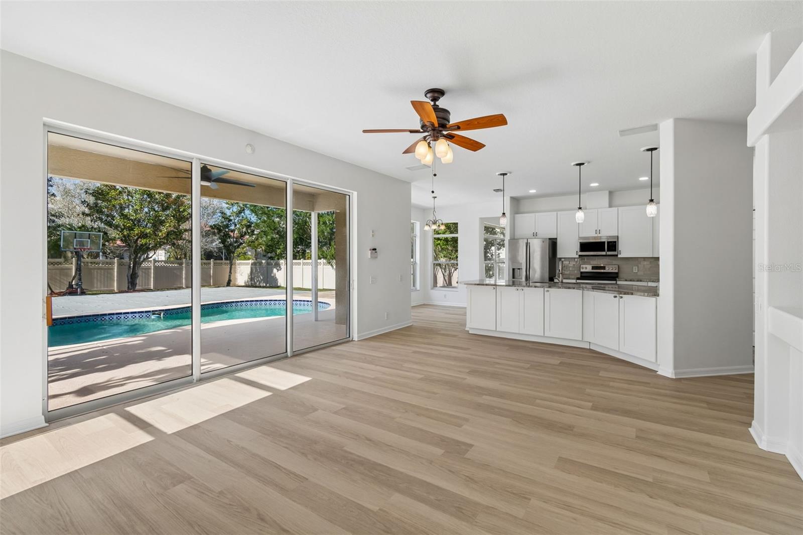 Listing photo id 12 for 2300 Hannah Way S