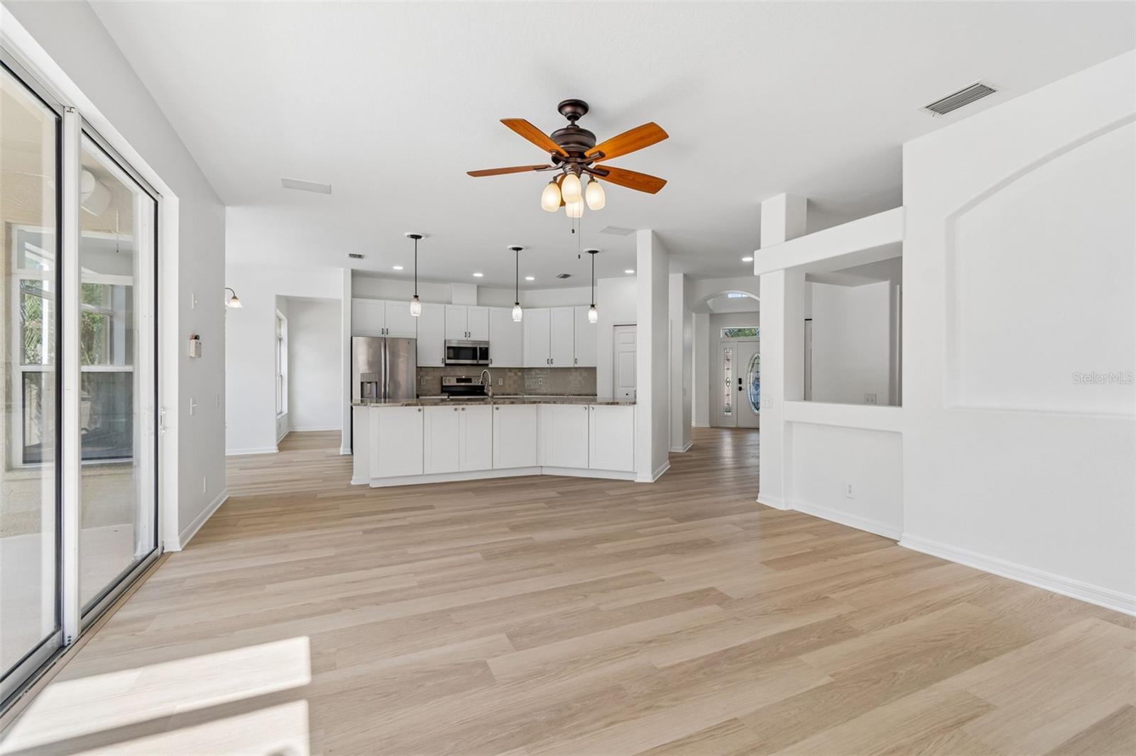 Listing photo id 13 for 2300 Hannah Way S