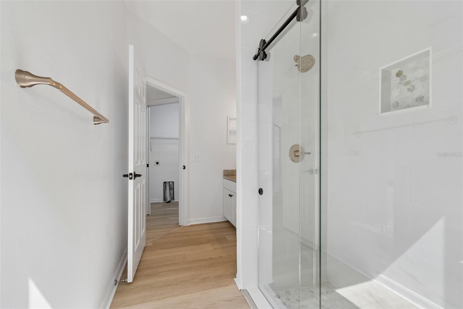 Listing photo id 18 for 2300 Hannah Way S