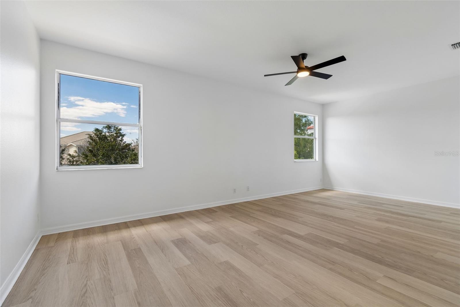 Listing photo id 22 for 2300 Hannah Way S